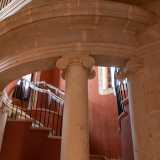 La gradinata � introdotta da un �pronao� circolare con colonne ioniche, che sorreggono un balconcino superiore